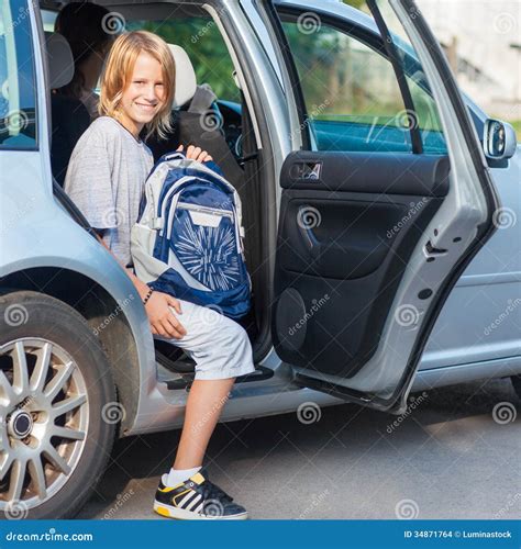 El Salir Del Colegial Del Coche Foto De Archivo Imagen De Escuela