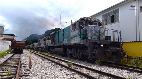 Trem Carregado Cinco Locomotivas em Formação Elefante na Rota do