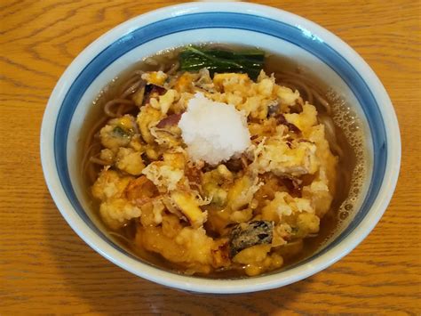 【うどん・そば】具だくさん＆サクサク食感！ 加登長長土塀店の「かき揚げそば」 ｜ いいじ金沢