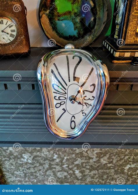 Horloge De Salvador Dali Sur Le Morceau De Manteau Photo Ditorial