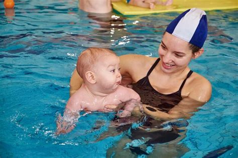 Madre E Hijo Nadando En La Piscina Foto Premium