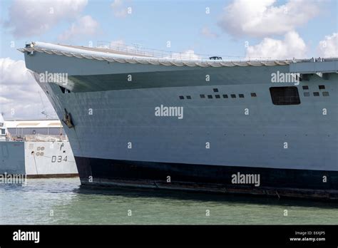 Porte Avions Hms Invincible Banque De Photographies Et Dimages Haute