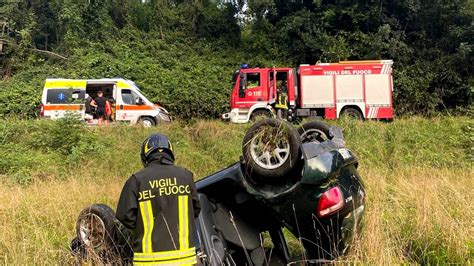 Incidente Ad Albavilla Auto Esce Di Strada E Rotola In Un Prato