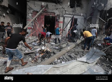 Los Palestinos Inspeccionan Los Daños Tras Un Ataque Aéreo Israelí Contra La Mezquita De Sousi