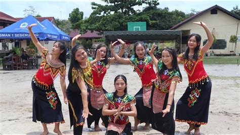 Tari Borneo Tari Kreasi Tari Dayak Tari Tradisional Youtube