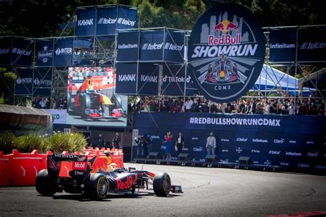 Formel Showrun Vor Sergio Perez Heizt Fans In Mexiko Stadt Ein