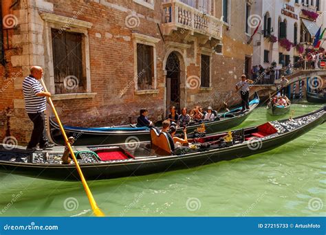 Gondoleros Con Rourists En El Canal En Venecia Foto De Archivo