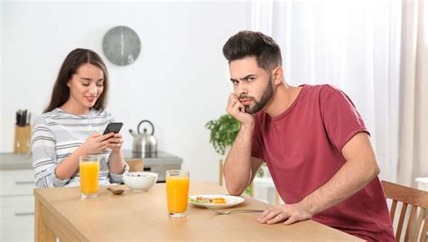 Qué es el phubbing y cómo afecta las relaciones