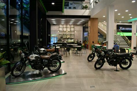 Plaza Greentech Pekanbaru Showroom Kawasaki Setara Hotel Berbintang