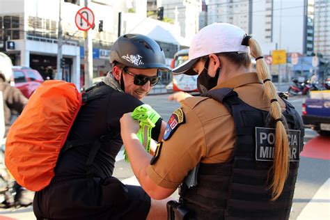 Ciclistas de Curitiba são abordados em blitz educativa da campanha Maio