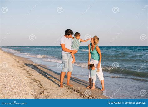 Famille Ayant L Amusement Sur La Plage Tropicale Image Stock Image Du