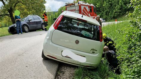 Feuerwehr im Einsatz Auto drohte in Bach zu stürzen Steyr Steyr Land