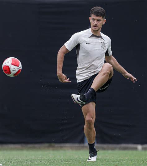 Reforço Do Corinthians Félix Torres Elogia Liderança De Cássio E Cita