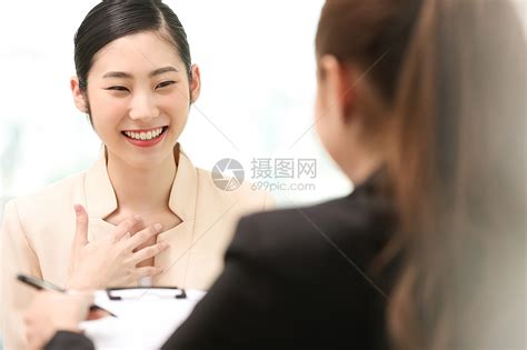 办公室职业女性谈话高清图片下载 正版图片502291958 摄图网