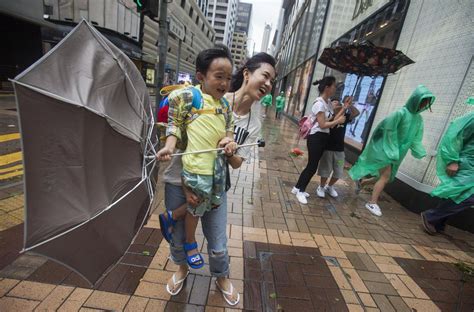 Hong Kong En Alerta M Xima Por La Llegada Del Tif N Hato En Im Genes