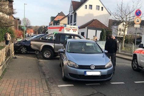 Autofahrer Rutscht Von Bremspedal Ab Und Schiebt Mehrere Pkw Zusammen