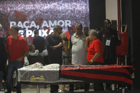 Corpo de Apolinho começa a ser velado na sede do Flamengo na Gávea