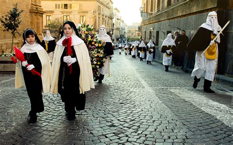 Settimana Santa Gli Emozionanti Riti Della Pasqua In Sicilia