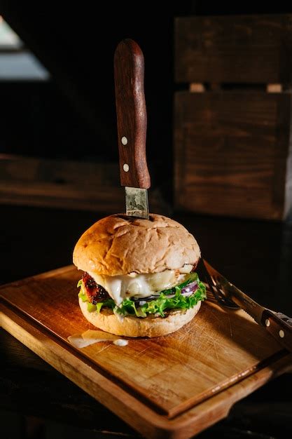 Gran Hamburguesa Jugosa En Una Tabla De Cortar Foto Premium