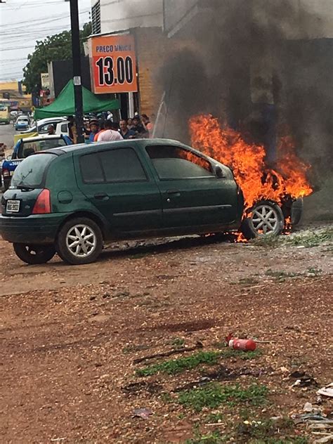 Motorista V Fuma A Saindo De Seu Carro Em Movimento Para E Ve Culo