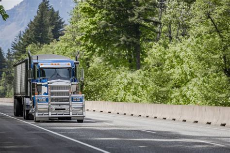 Powerful Bonnet Blue Big Rig American Semi Truck With Aluminum Grille