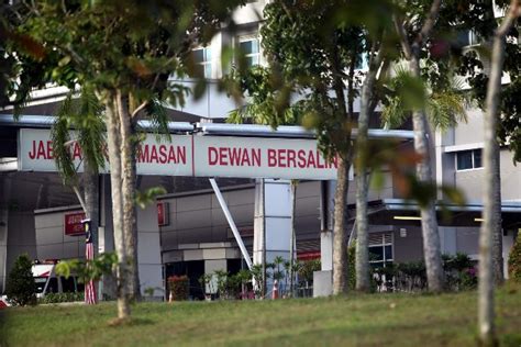 Another ceiling collapse at Serdang Hospital - Malaysia Premier ...