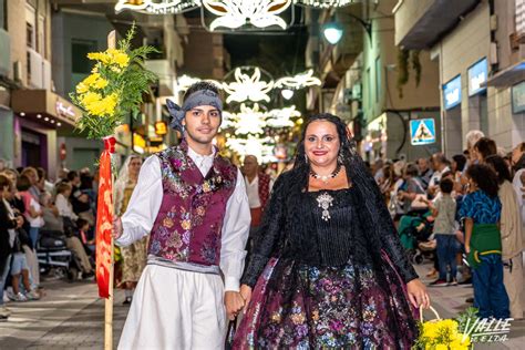 Las Fallas Rinden Pleites A A Los Santos Patronos Con Cientos De Flores