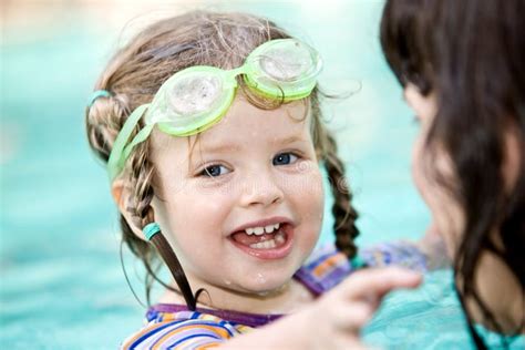 A Família Tem O Descanso Na Piscina Foto De Stock Imagem De Fundo