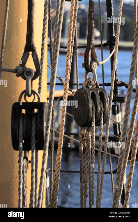 Tall Ship Aparejo Bloque Y El Aparejo De Poleas Con Cuerdas Junto Al