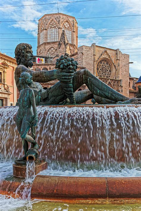 Neptune Figure The Turia Fountain Plaza De La Virgin Flickr