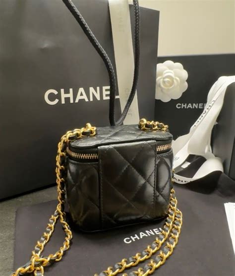 全新 Chanel Mini Vanity Black 新版 牛皮 小廢包 名牌 手袋及銀包 Carousell