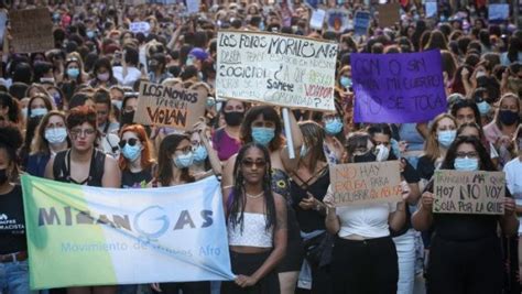 Miles De Mujeres Se Movilizan En Uruguay Contra La Cultura De La