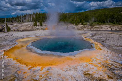 Foto De Crested Pool Hot Spring And Orange Microbial Mat In The Old