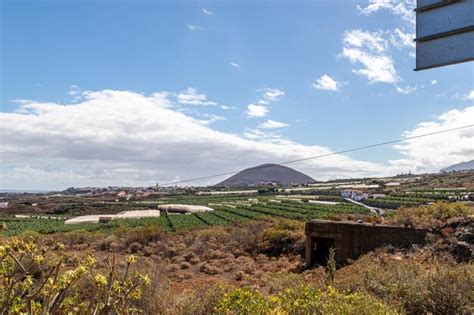 Una Ciudad Es Un Pueblo Y La Ciudad Se Encuentra En El Fondo Foto