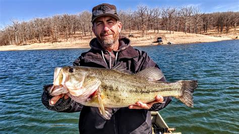 Bass Fishing Bottom Bouncing Lipless CrankBait In Cold Winter Water