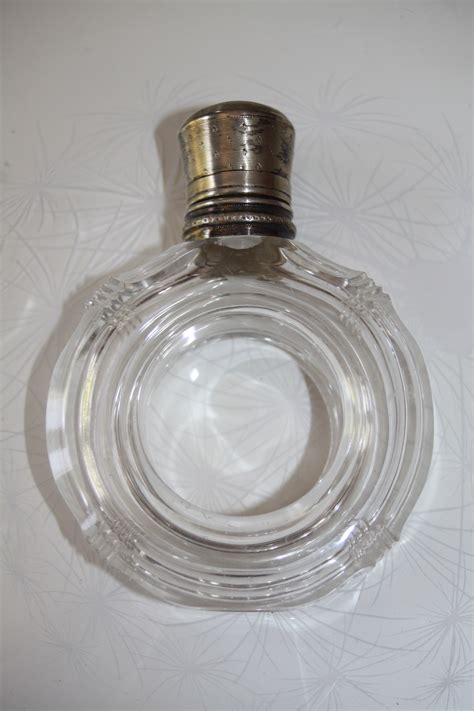 Flacon Sels Ou Parfum En Cristal Formant Un Anneau Capuchon En