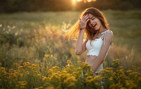 Обои девушка blouse field nature flowers model brunette plants