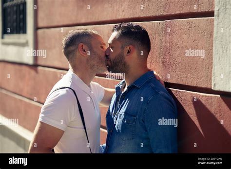 Jeune homme gay qui sembrasse Banque de photographies et dimages à haute résolution Alamy