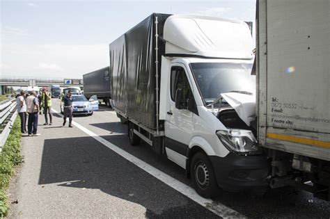 Tamponamento A Catena Tra Mezzi Pesanti In A Autostrada Chiusa Tra