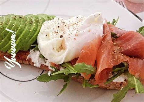 Tosta de Salmão Fumado Abacate e Ovo Receita por Bela Ferreira Cookpad