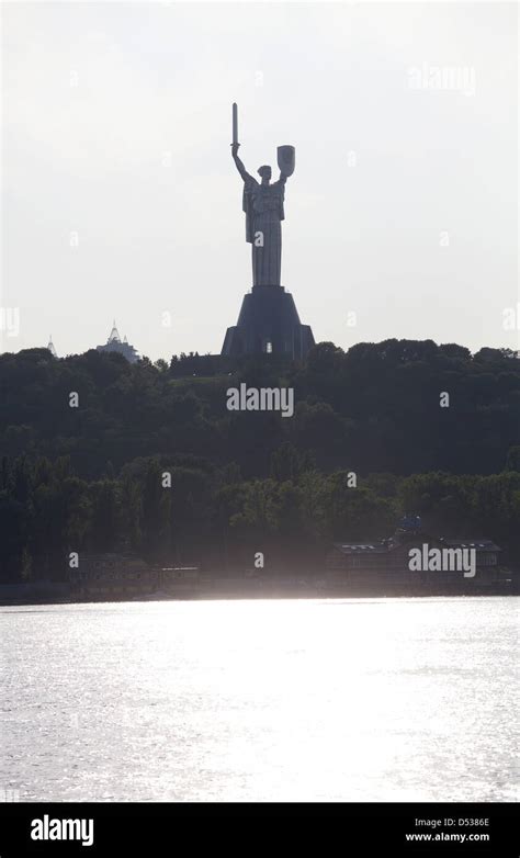 Kiev Ukraine Statue De La M Re Patrie Et Le Dniepr Photo Stock Alamy