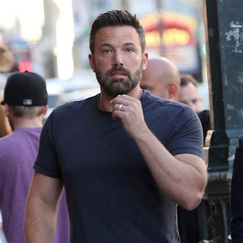 Ben Affleck é visto usando aliança de casamento