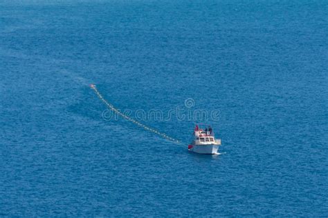 Pescador Con Vista Aérea Capturando Peces Usando Red En El Océano Flota