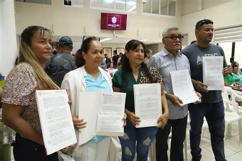 Dan certeza jurídica a 103 familias de Mazatlán al entregarles