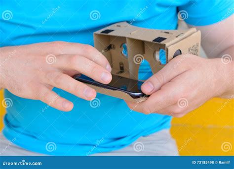 Homem Novo Que Olha Em Vidros De Uma Realidade Virtual Foto De Stock