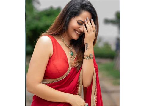 Anasuya In Red Hot Saree Look Telugu Cinema