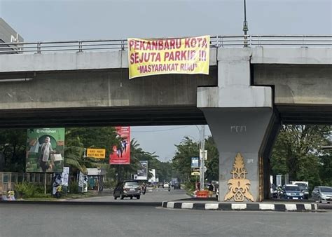 Spanduk Kritik Parkir Pekanbaru Terbentang Di Flyover Simpang SKA