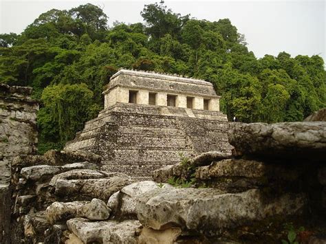 Templo De Las Inscripciones Desde El Palacio En La Ciudad Maya De