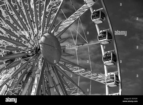 Ferris Wheel Spokes Black And White Stock Photos And Images Alamy