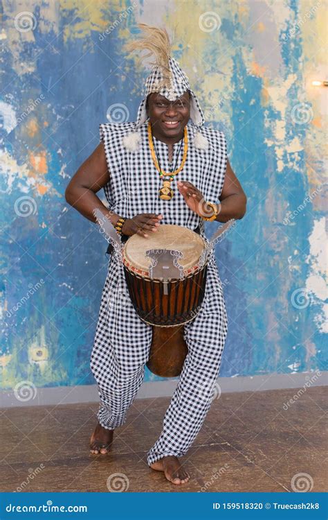 Artista Africano Con Ropa Tradicional Tocando Tambor Djembe Foto De Archivo Imagen De Jugador